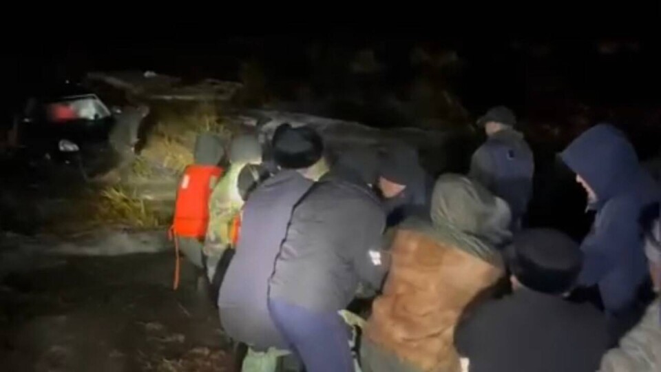 В СКО четверо человек спасались на трассе от воды на крыше автомобиля