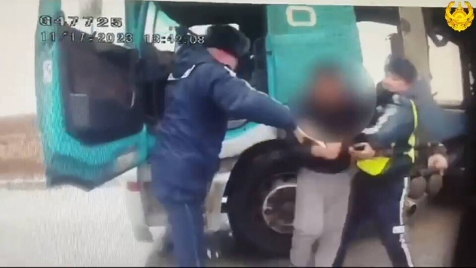 Стреляли по колёсам. Полицейские устроили погоню за автомобилем на трассе Атырау – Уральск