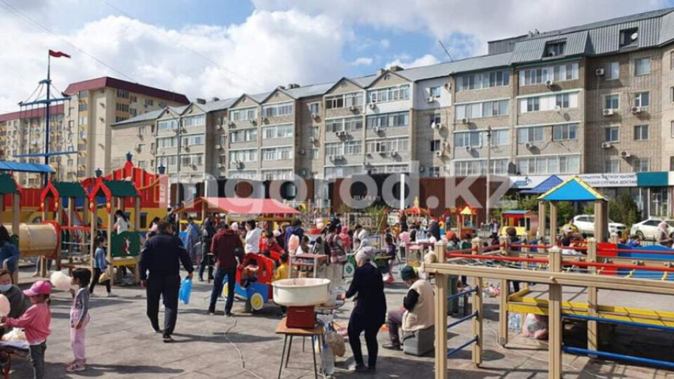 В Атырау после запрета санврачом торговли на площадях продавцы перекочевали на детские площадки
