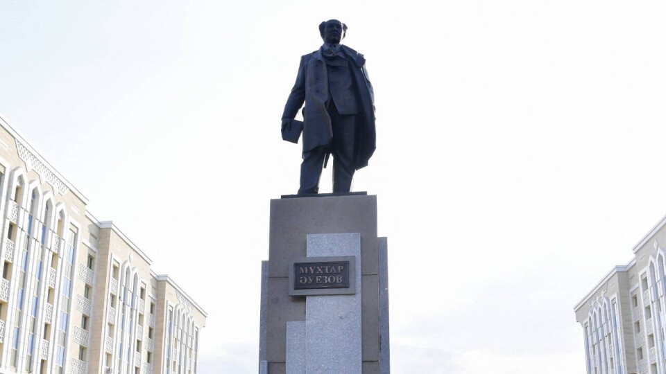 В Астане открыли памятник Мухтару Ауэзову
