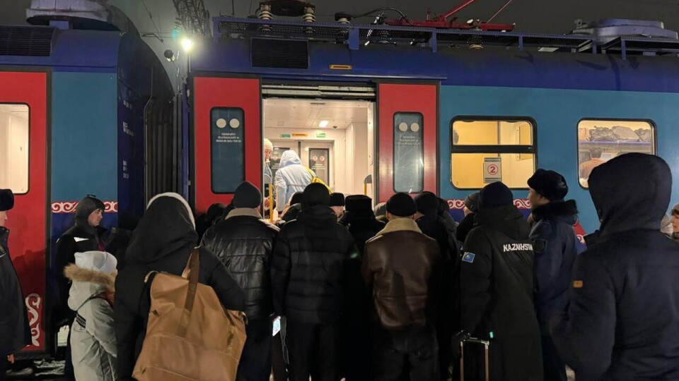 Около 500 человек, застрявших на трассах, перевезли поездами