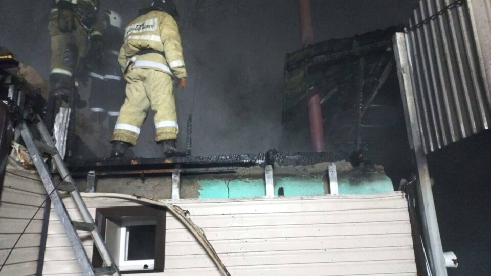 Алматинские пожарные за 17 минут отбили от огня жилой дом