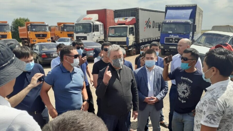 В Казахстане дальнобойщики протестуют против платных дорог. "КазАвтоЖол" заявляет о готовности к диалогу