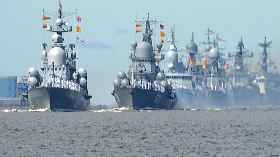 Главный военно-морской парад ВМФ России проходит в Санкт-Петербурге и Кронштадте