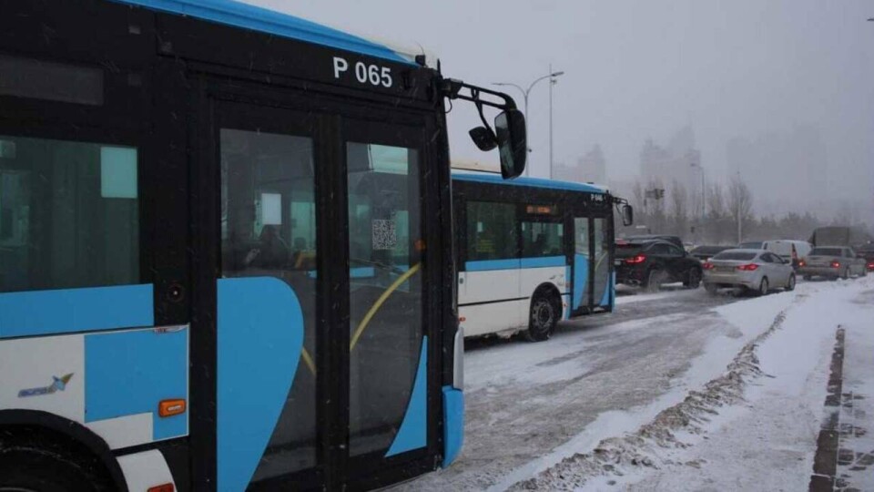 В Астане несколько пригородных маршрутов приостановили движение из-за непогоды