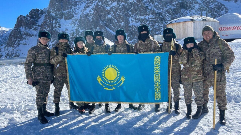 Алматинские школьники совершили восхождение на пик Куляш Байсеитовой в честь Дня независимости