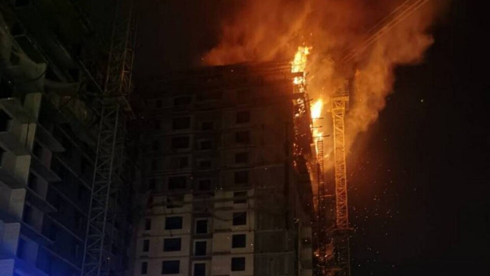 В Иркутске загорелся строящийся многоэтажный дом