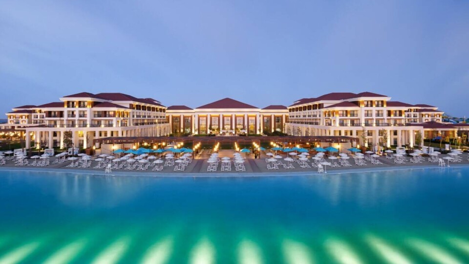 Массовый мор лебедей в Мангистау: отель Rixos оштрафуют