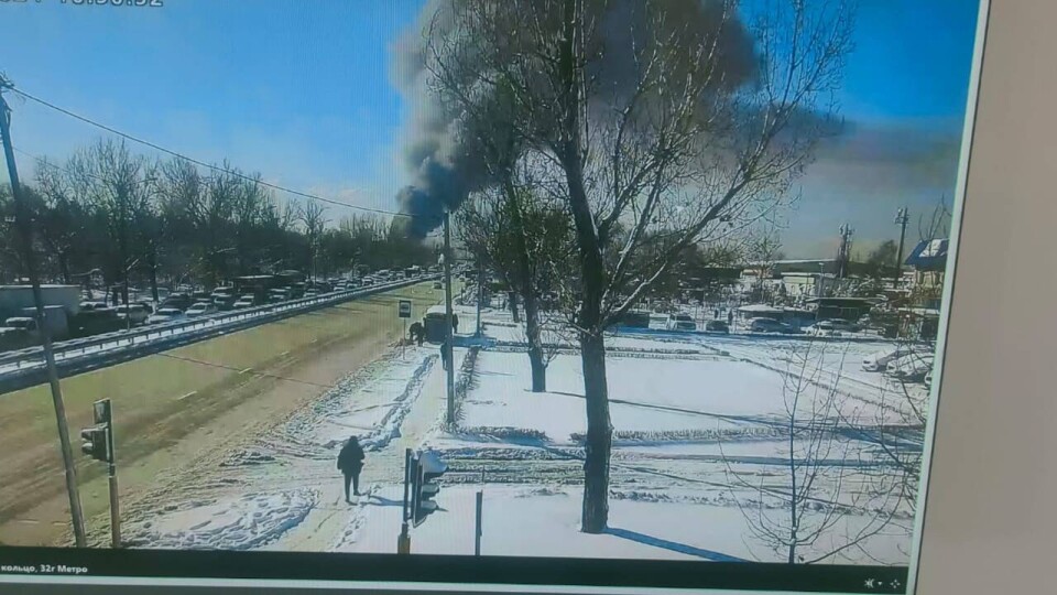 В Алматы открытым пламенем горит склад на барахолке