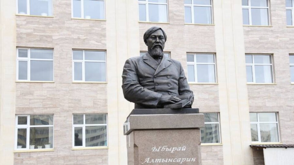 В Нур-Султане открыли бюст Ибрая Алтынсарина