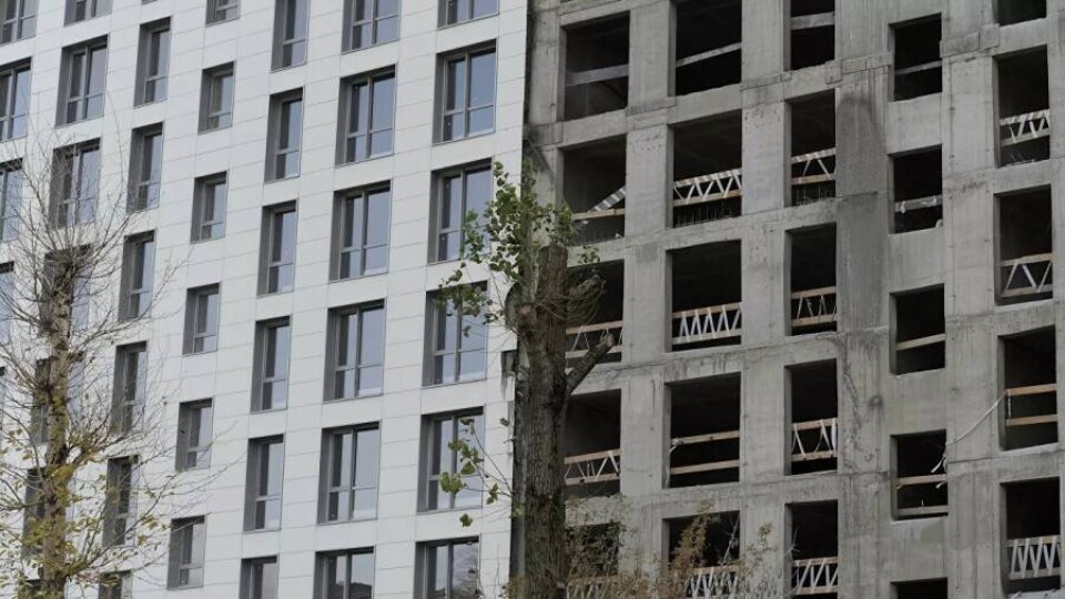 В Бишкеке стена многоэтажки обрушилась на частный дом