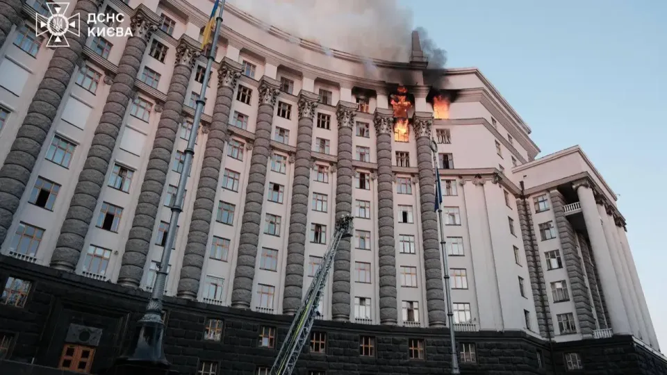 Попавшее под удар здание правительства в Киеве / Фото ДСЧС города