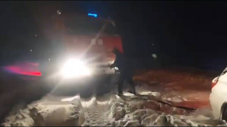 Непогода в Казахстане: людей продолжают вызволять с заснеженных трасс