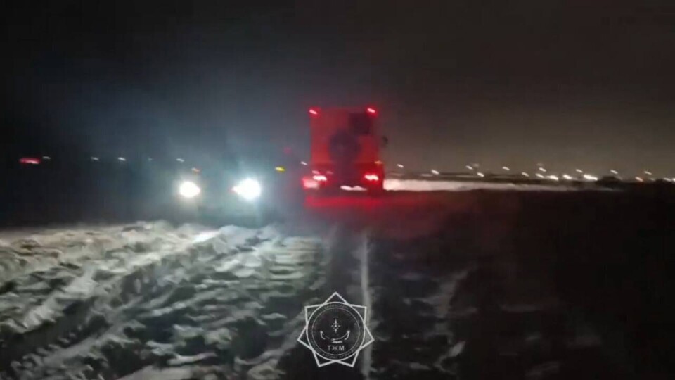 Пять автобусов с пассажирами вызволили спасатели из снежного плена в Абайской области