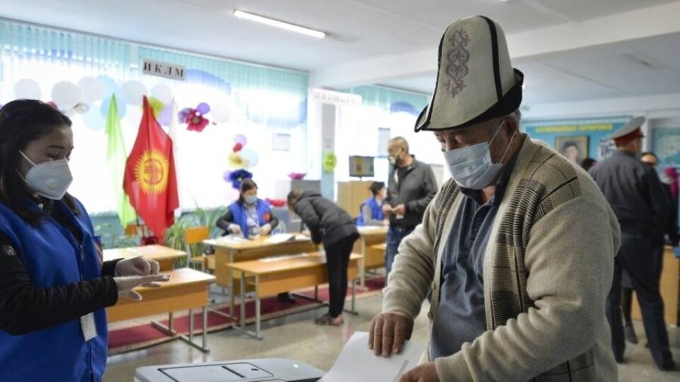 В Кыргызстане проходят внеочередные парламентские выборы
