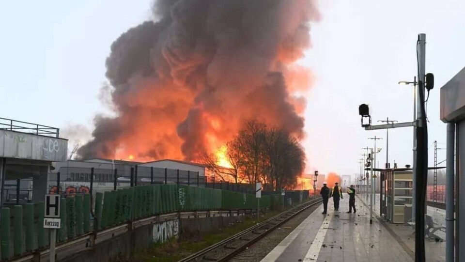 В Гамбурге объявили режим чрезвычайной опасности из-за пожара на двух складах