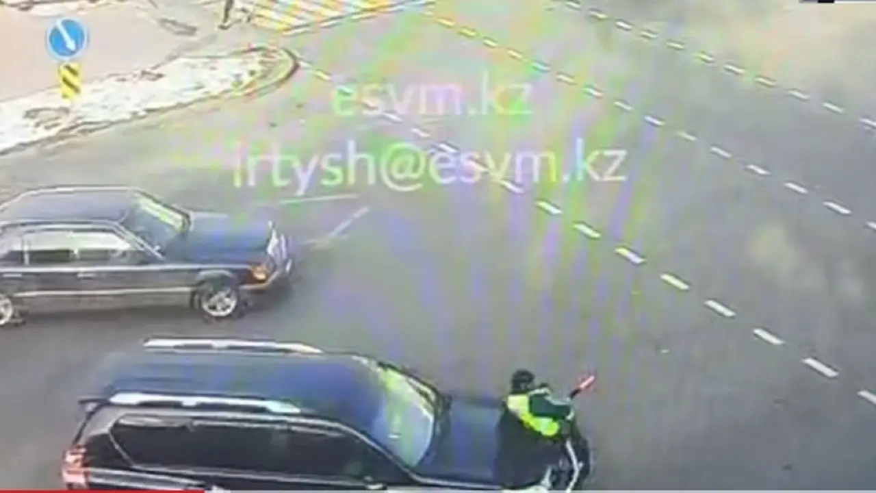 В Алматы водитель сбил регулировщика на перекрёстке