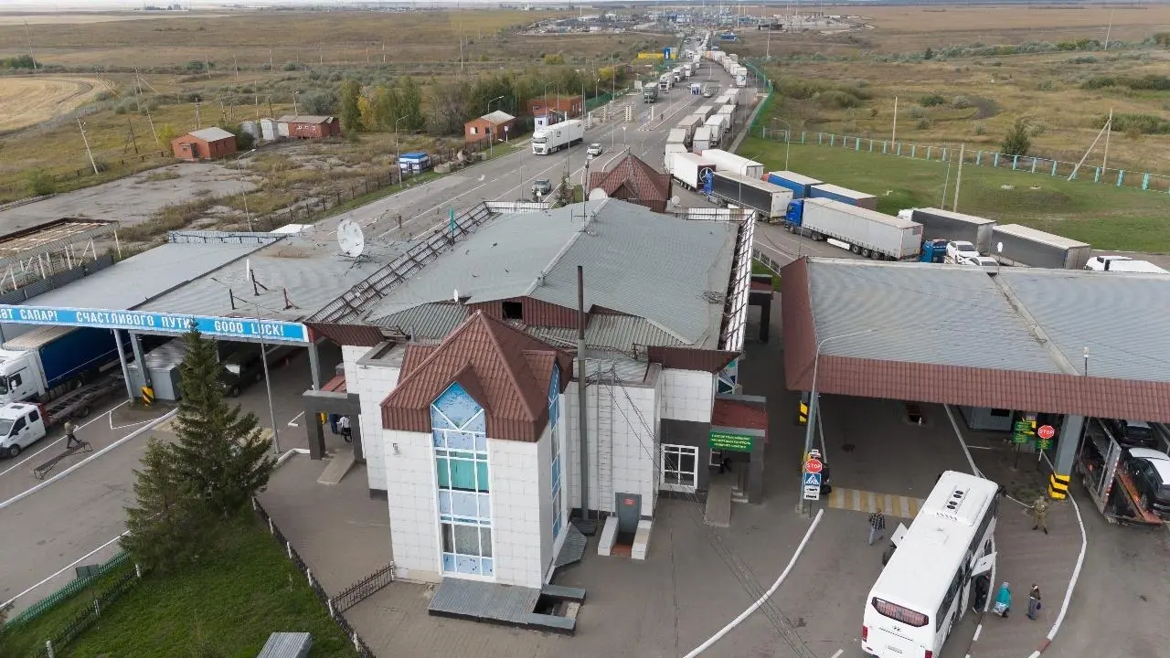 Очереди из машин увидел министр транспорта на пунктах пропуска в сторону России