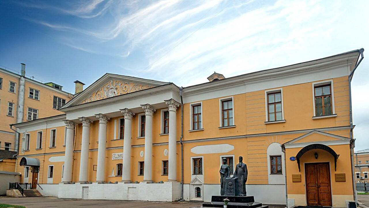 В Москве горело здание усадьбы Лопухиных ХVII века, пострадал пожарный