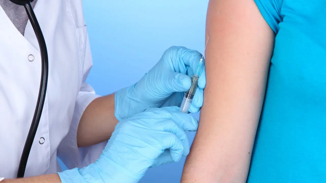 Оказались не готовы: в прививочных кабинетах Шымкента скончались четыре пациента