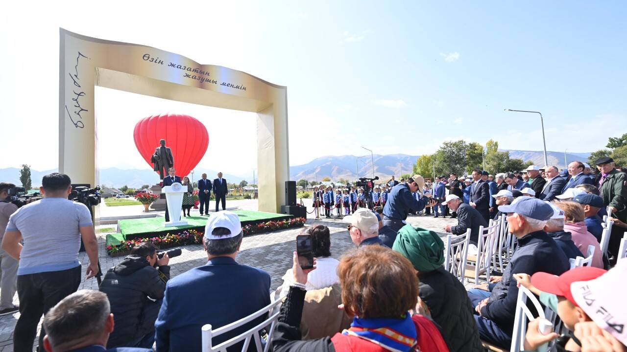 Президент поздравил казахстанцев со 100-летним юбилеем писателя Бердибека Сокпакбаева