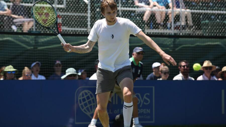 Александр Бублик обыграл двукратного чемпиона Уимблдона