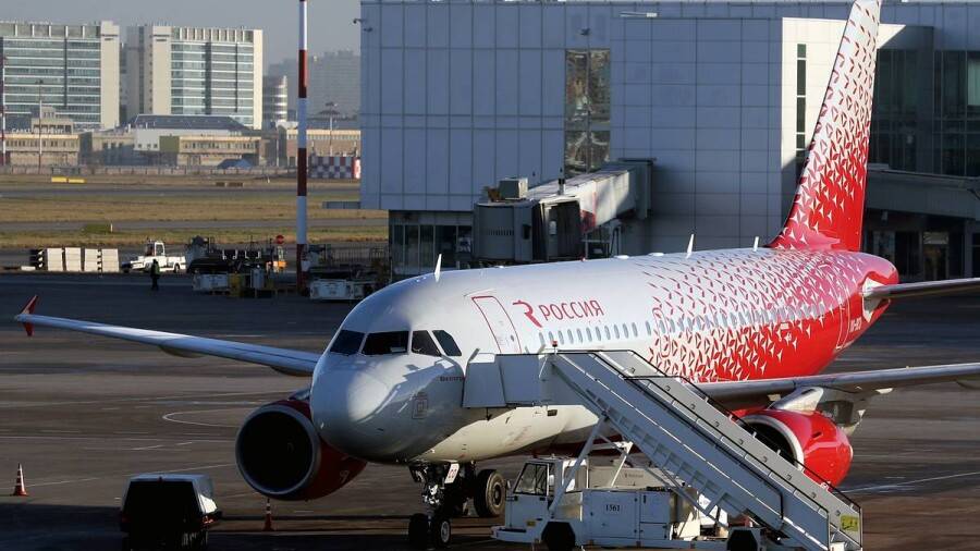 Авиакомпания "Россия" взыщет убытки с пассажира, открывшего аварийный люк самолёта