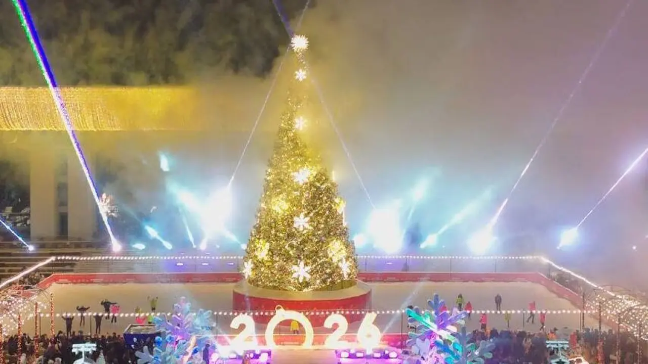 Семь километров гирлянд: в Алматы зажгли главную новогоднюю ёлку