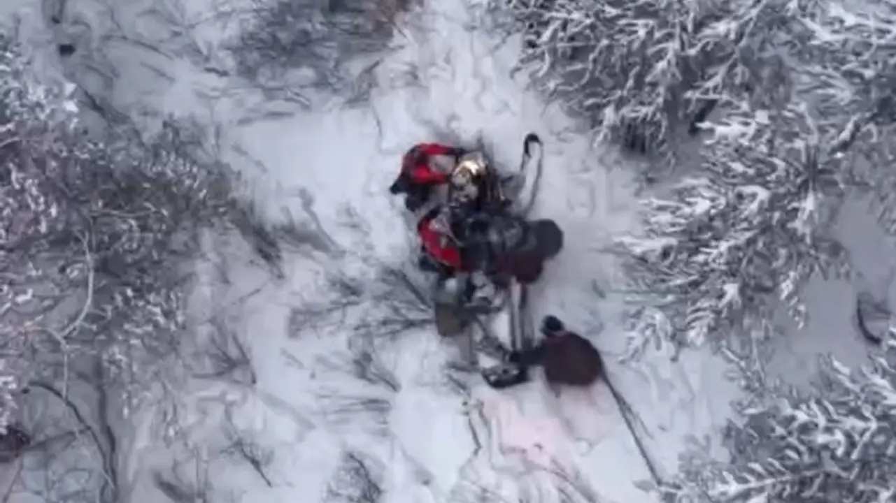 Туристы на снегоходах застряли в ущелье горы Шайтанколь