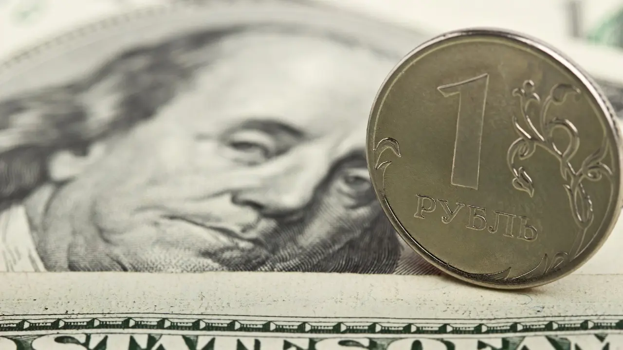 Сколько стоят доллар, евро и рубль в обменниках Казахстана 14 сентября