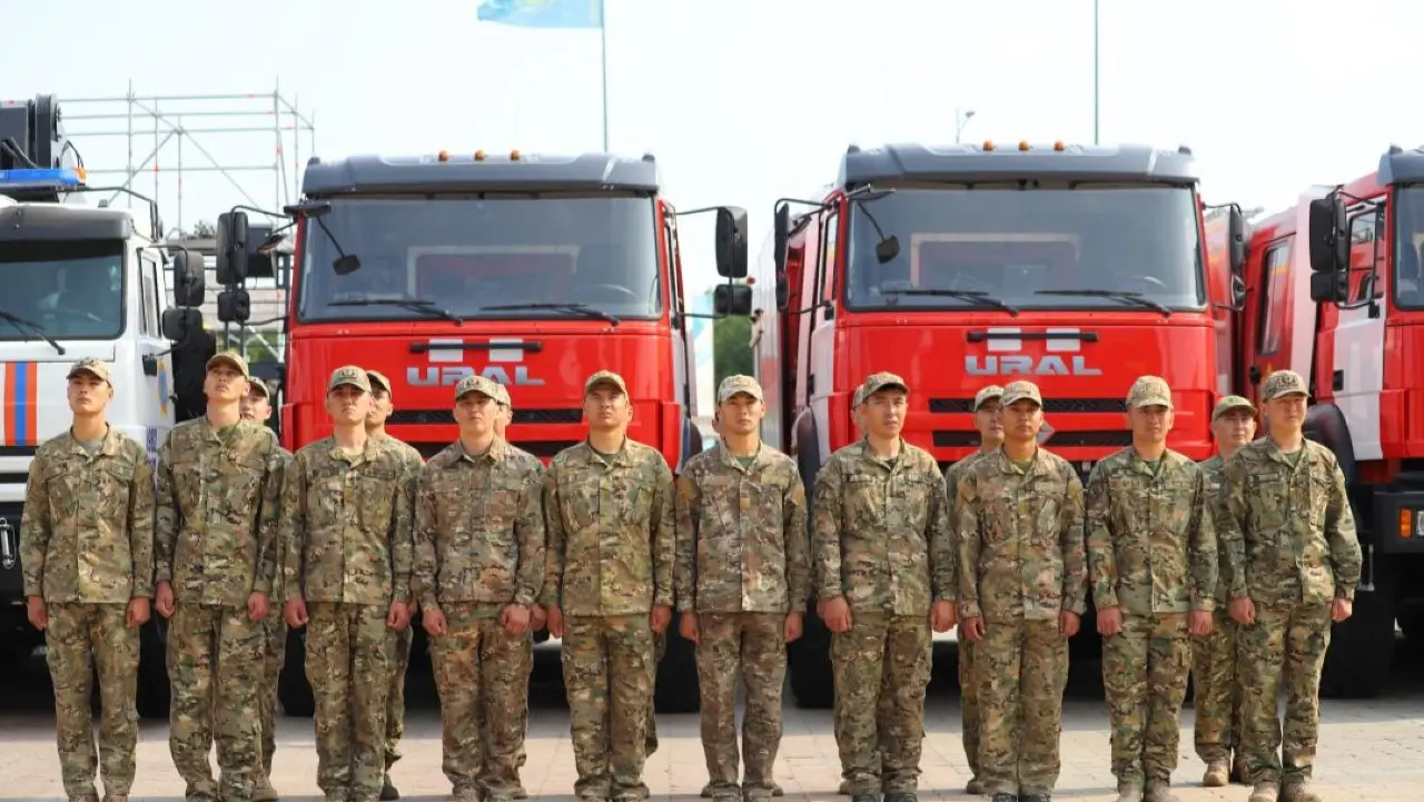 Глава МЧС вручил актюбинским спасателям новую технику и ключи от квартир