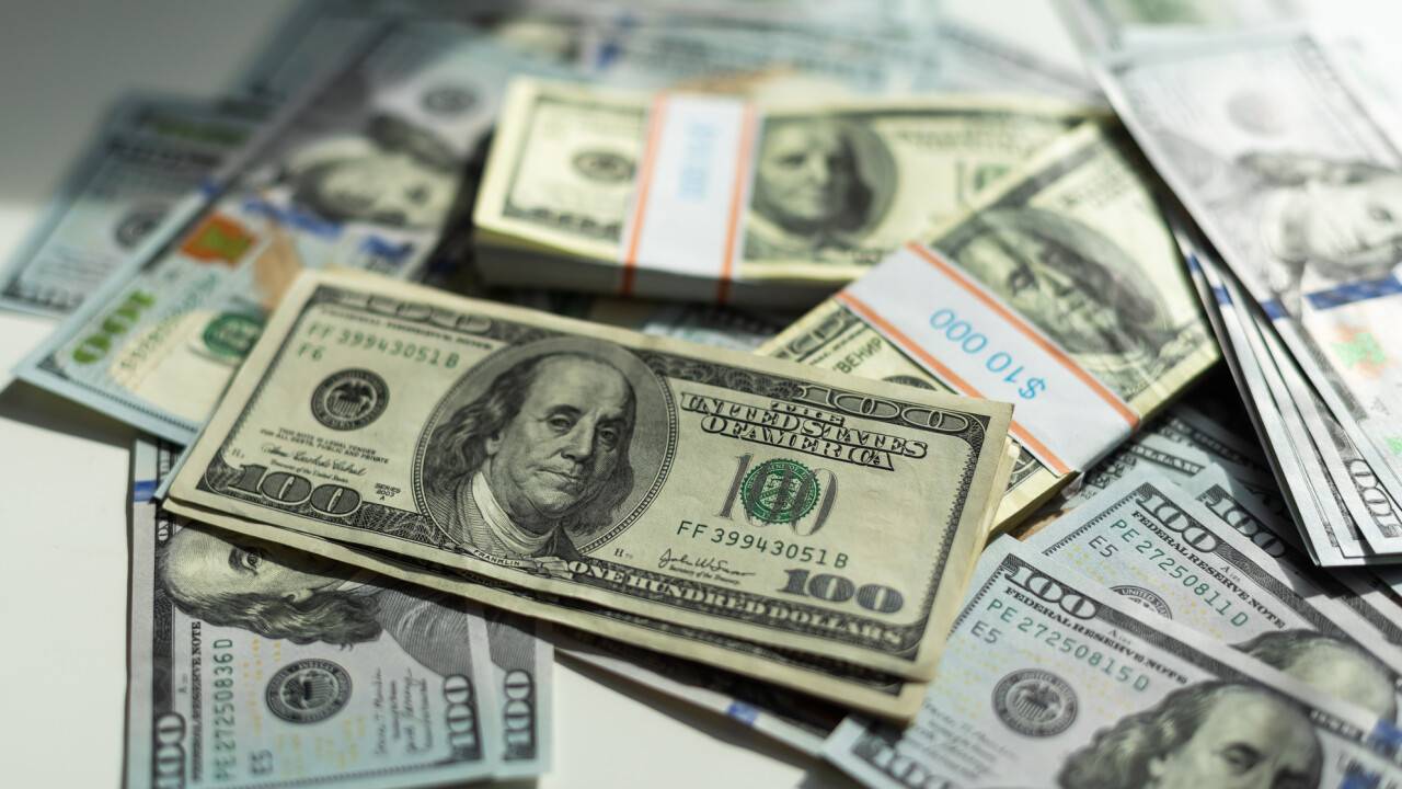 Сколько стоят доллар и рубль в обменниках Казахстана 1 декабря