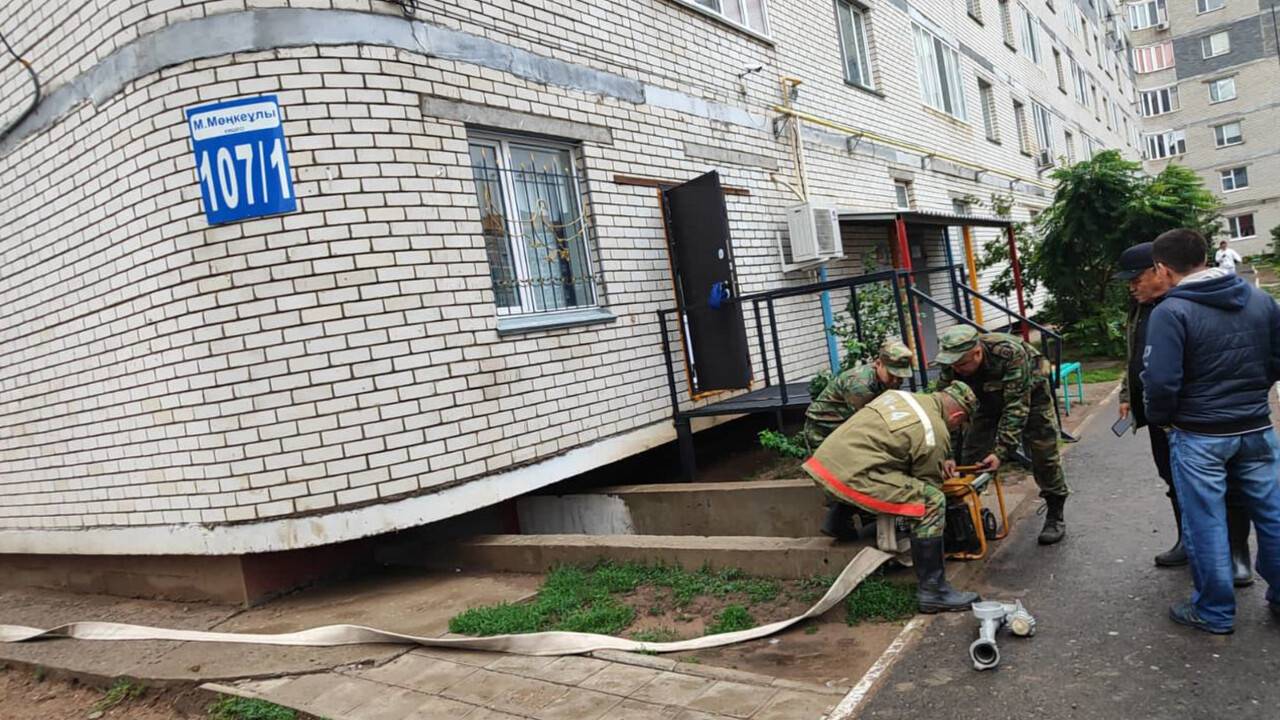 В Уральске после ливня спасатели откачивают воду из подвалов и дворов жилых  домов | informburo.kz