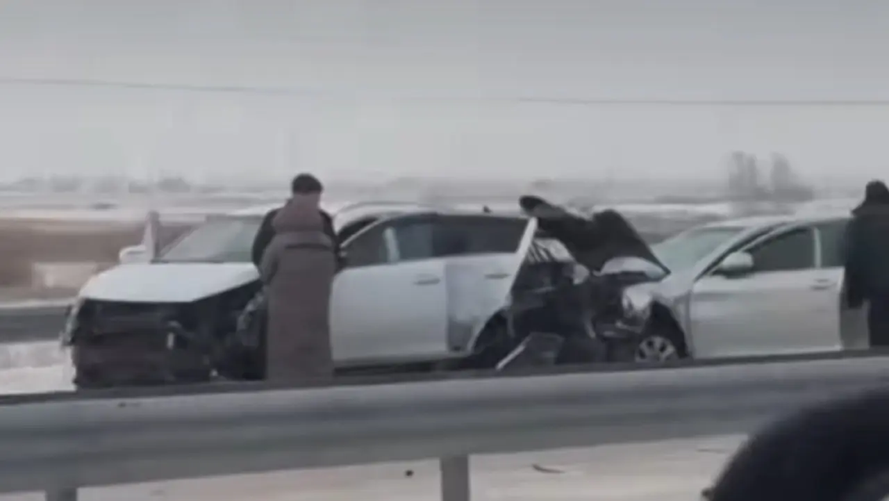 ДТП с участием семи машин на трассе в Акмолинской области: один человек погиб, двое получили травмы