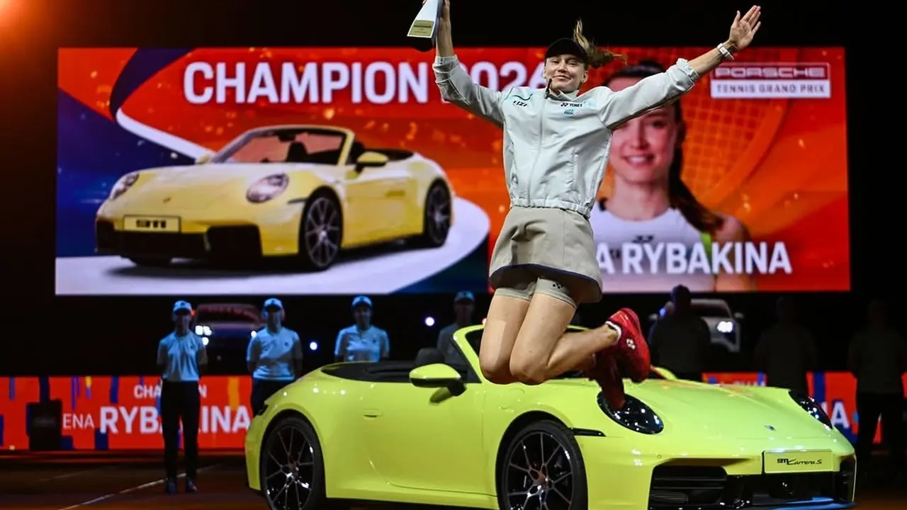 Елена Рыбакина выиграла в Штутгарте титул и лимонный Porsche Carrera