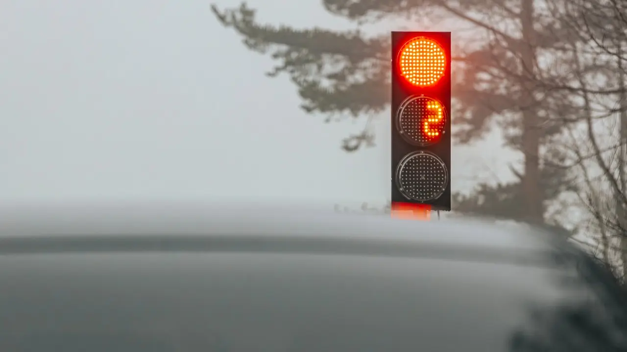 Пока горит красный: жителей Абайской области накажут за танцы у светофора