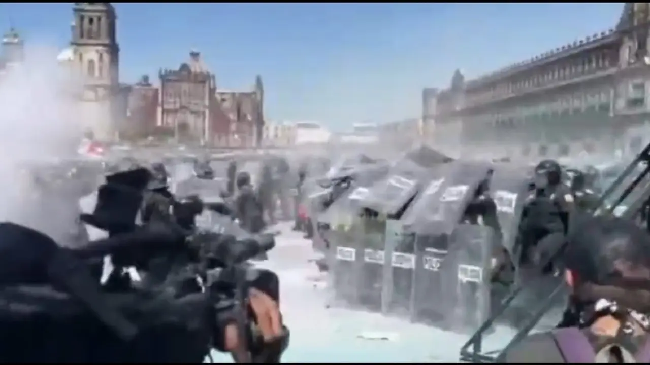 Более 100 полицейских пострадали во время протестов в Мексике