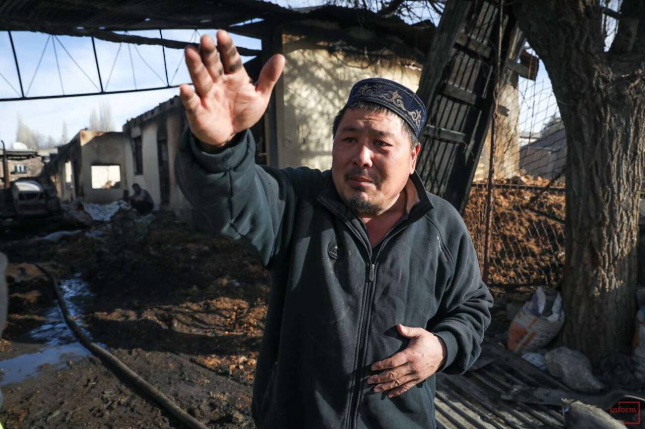 Идрис Хуров на руинах своего дома / Фото Алмаза Толеке