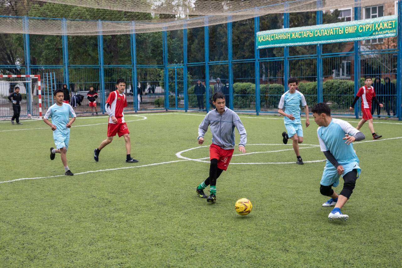 Подростки играют в футбол / Фото Алмаза Толеке