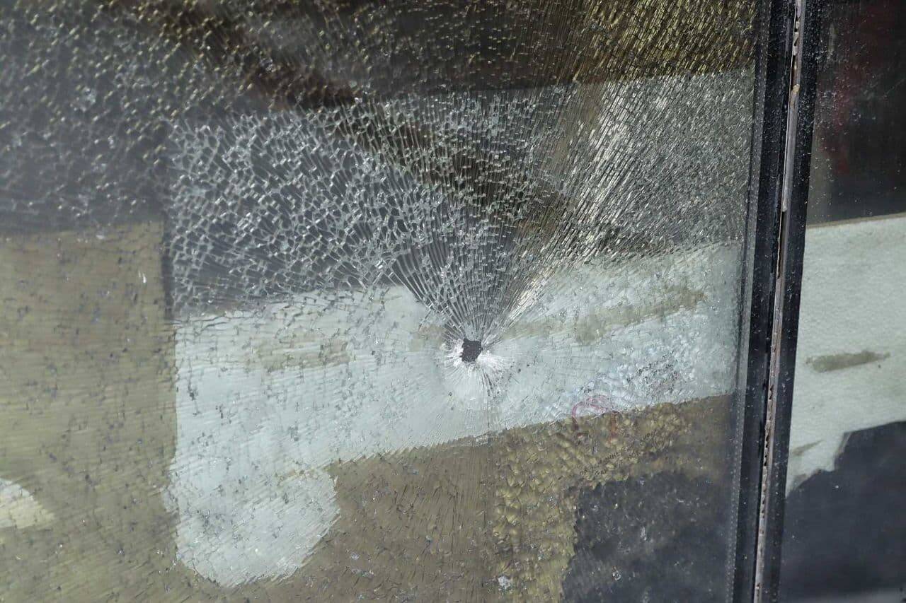 Сюда попала пуля, ранившая охранника / Фото Алмаза Толеке