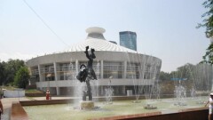 В Алматы девочек, которых ударило током в фонтане, выписали из больницы