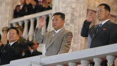 Тракторы, биокостюмы и салют – военный парад в честь годовщины основания КНДР прошёл в Пхеньяне