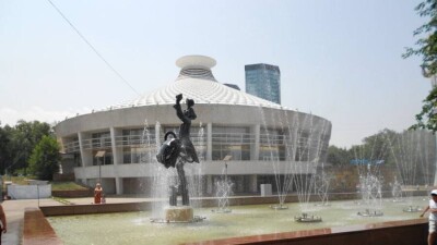 В Алматы девочек, которых ударило током в фонтане, выписали из больницы