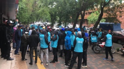 Курьеры Wolt в Алматы протестуют из-за снижения ставок оплаты