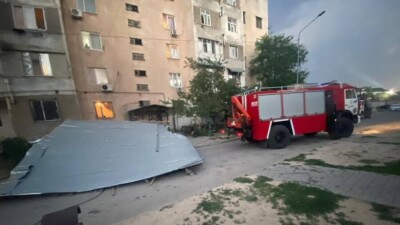 Ураган в Шымкенте сорвал крыши зданий, пострадал ребёнок