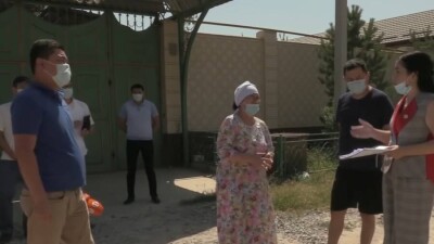 "Кидают мусор сверху, рубят наши деревья". Шымкентцы жалуются на нарушения при строительстве жилого дома