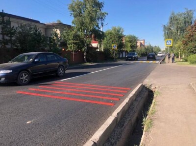 В Нур-Султане устанавливают красные шумовые полосы перед пешеходными переходами
