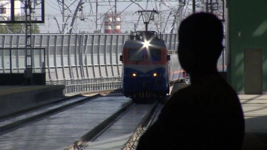 Продолжай железнодорожный. Поезд под землей.