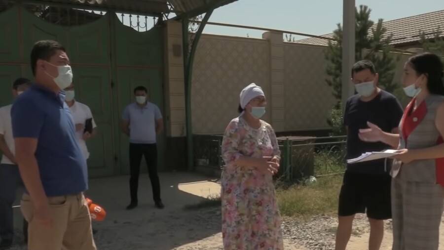 "Кидают мусор сверху, рубят наши деревья". Шымкентцы жалуются на нарушения при строительстве жилого дома