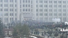 Комендатура Алматы: Митингующие врываются в поликлиники, громят оборудование